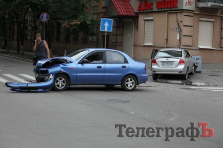 После столкновения с «Ланосом» «KIA» въехал в пиццерию