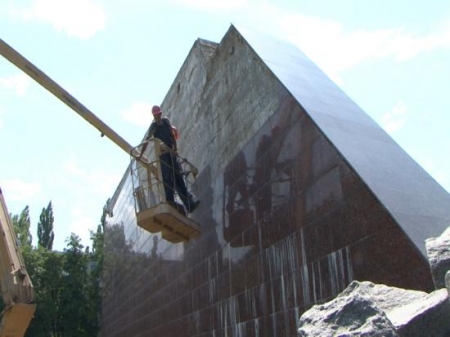 В Кременчуге отпескоструят памятник