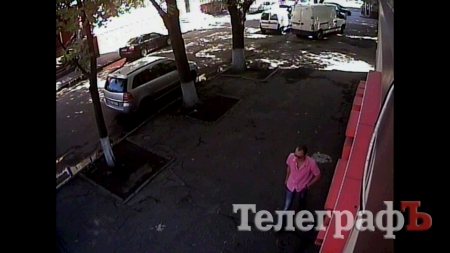 В Сеть попало видео, как в Кременчуге вор крадет в магазине ноутбук