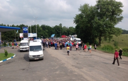 На Буковине люди перекрыли международную трассу, протестуя против мобилизации