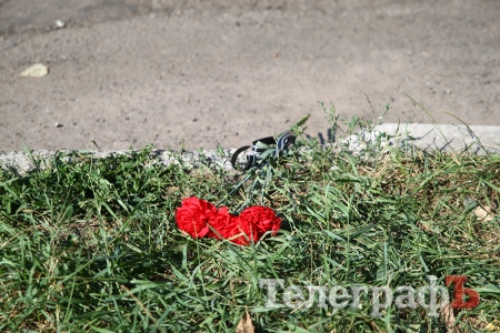 На место убийства Бабаева кременчужане приносят живые цветы