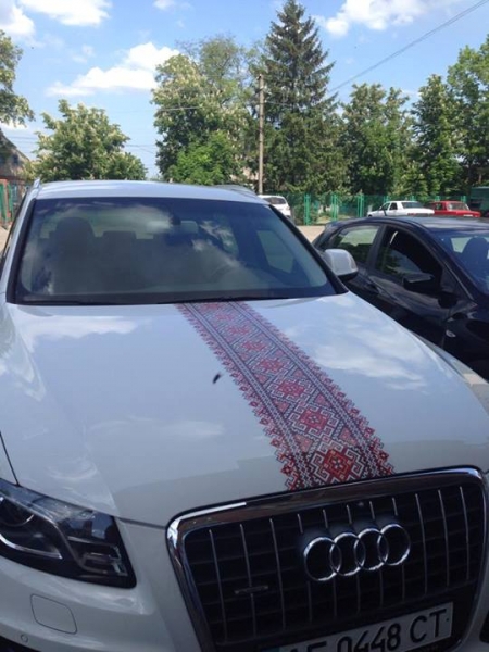 По Кременчугу ездит машина-вышиванка