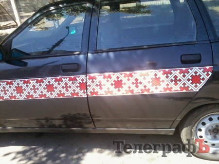 По Кременчугу ездит машина-вышиванка