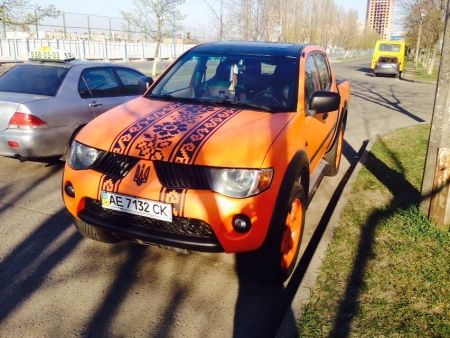 По Кременчугу ездит машина-вышиванка