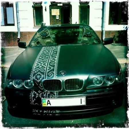 По Кременчугу ездит машина-вышиванка