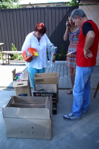 На Молодежном жители многоэтажного дома собрали гуманитарную помощь военным