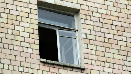 В Кременчуге из окна 5 этажа выпал 27-летний парень