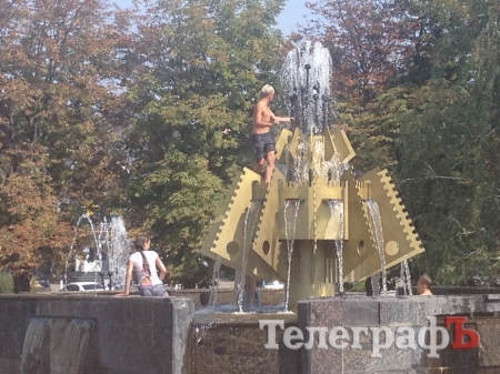 Фотофакт: Фонтан у Макдональдса стал местом для купания детей Фотофакт: Фонтан у Макдональдса стал местом для купания детей