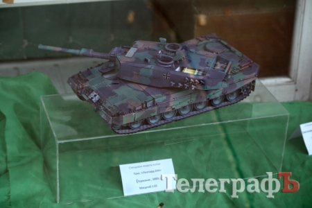 В центре Кременчуга появились бумажные танки и самолеты