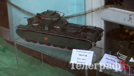 В центре Кременчуга появились бумажные танки и самолеты