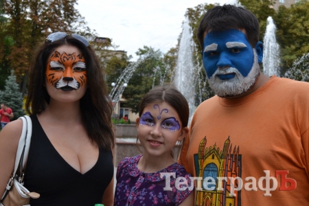 Сегодня смурфы, тигры и коты бродят по Кременчугу