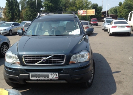 По Кременчугу ездит машина с российскими номерами и плакатом "Ми — свої"