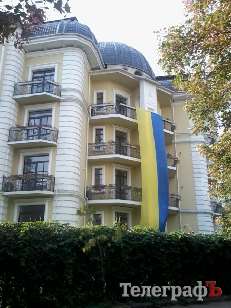 В Кременчуге вывесили огромный флаг Украины длиной в три этажа