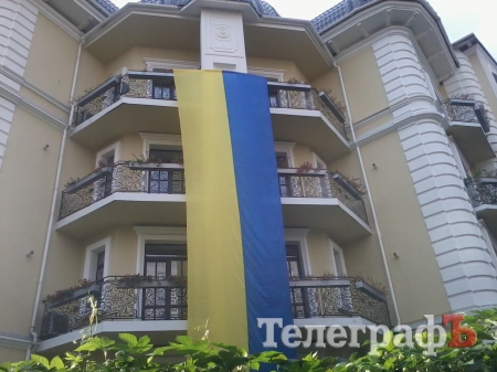 В Кременчуге вывесили огромный флаг Украины длиной в три этажа