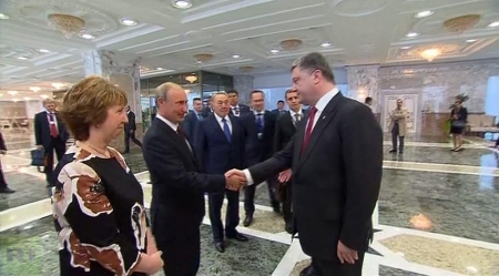 В Минске Порошенко и Путин обменялись рукопожатиями и начали переговоры по Донбассу