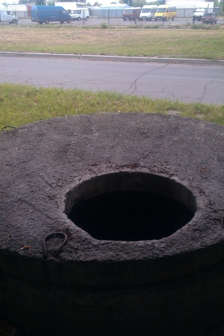 Люки-призраки в Кременчуге: они прячутся, когда проходит проверка