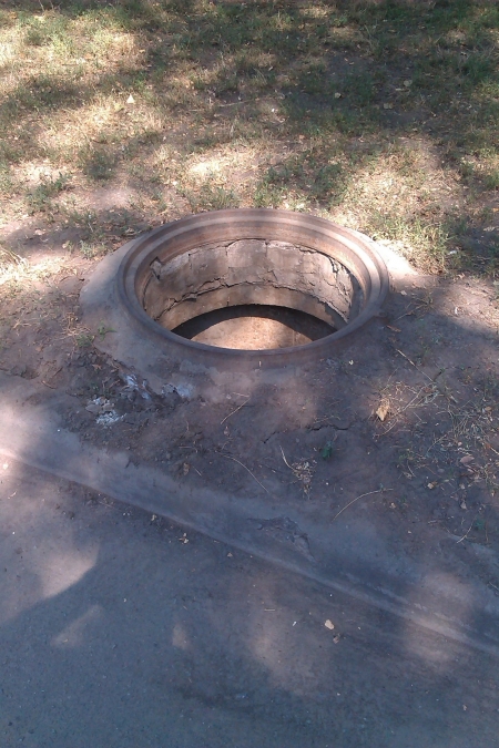 Люки-призраки в Кременчуге: они прячутся, когда проходит проверка