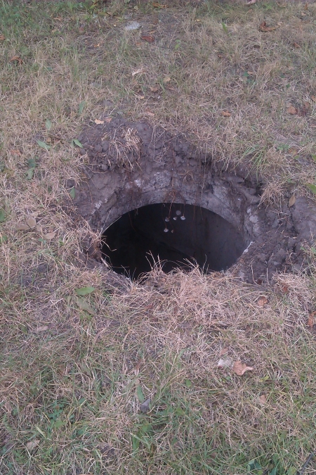 Люки-призраки в Кременчуге: они прячутся, когда проходит проверка