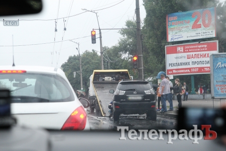 В Кременчуге во время движения загорелся Lexus