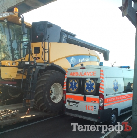 Тягач с комбайном на час парализовал движение на Крюковском мосту