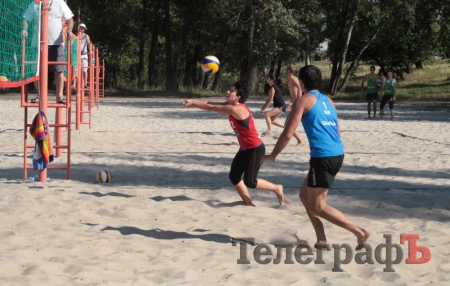 В Кременчуге сезон по пляжному волейболу закончился «миксами»