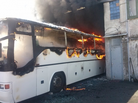 В Кременчуге вчера сгорел автобус Mercedes