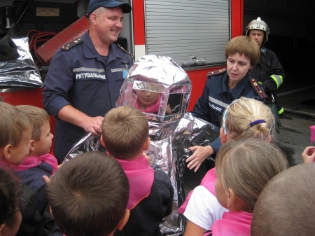 Кременчугские спасатели поднимали боевой дух детей-переселенцев Кременчугские спасатели поднимали боевой дух детей-переселенцев