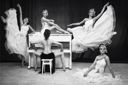 В пятницу 26 сентября на официальном открытии нового сезона Паровоз паба выступит киевский балет NC-17!