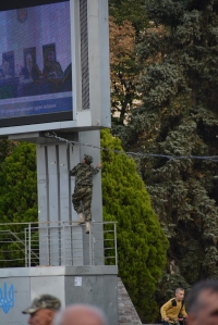 Активист «Майдана» Харченко «напал на монитор на площади Независимости и сломал его»