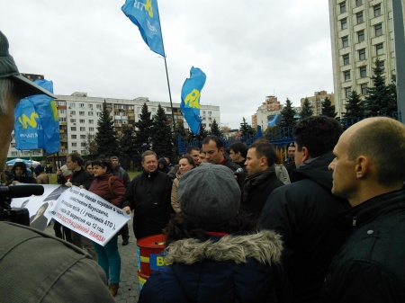 Активисты «Воли» организовала митинг под ЦИК. С ними кременчужанка Оксана Поддубная.