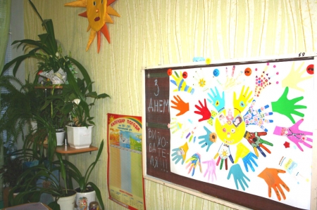Кременчугские малыши дарят воспитателям свои "ладошки"