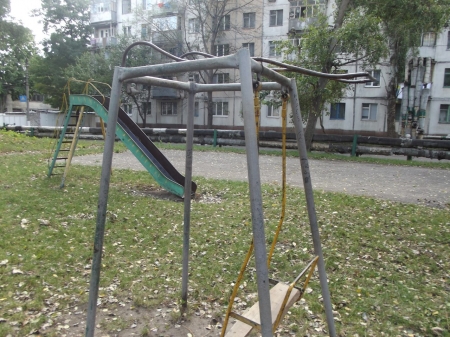 Фотофакт: Угрюмая детская площадка в Кременчуге на ул.Молодёжной, 9