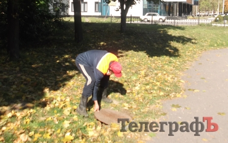 В Кременчуге маленький ребёнок упал в колодец у тротуара