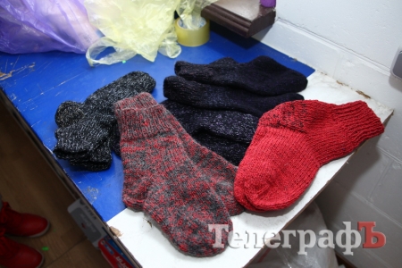 В Кременчуге вяжут носки для бойцов