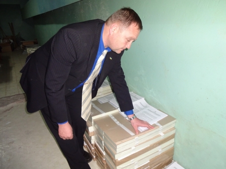 Участковые комиссии сегодня получают от окружкома Кременчуга бюллетени, протоколы, урны и канцтовары