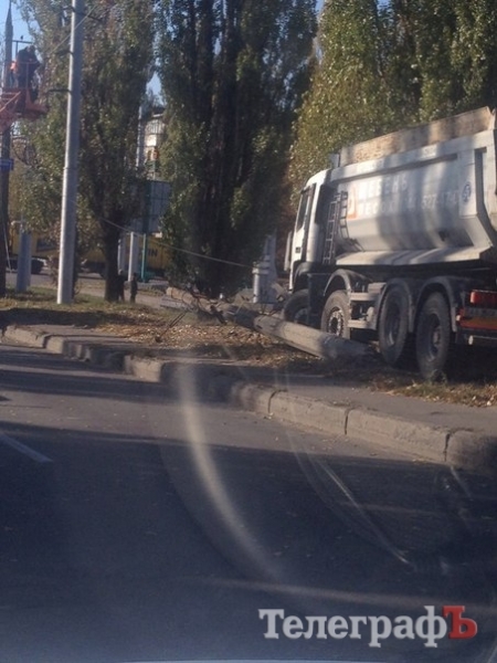 В Кременчуге самосвал снёс электроопору на Пивзаводе – троллейбусы остановились