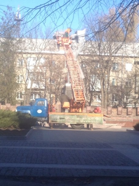 В Кременчуге Воина-освободителя отмывают от помета голубей