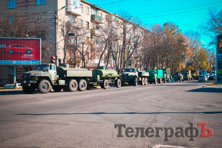 По Кременчугу прошла колонна военнослужащих и техники