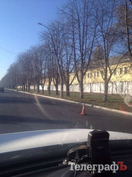 Электроопора, которая может упасть на дорогу