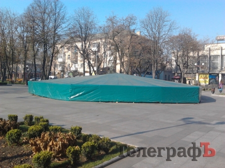 ФОТОФАКТ: Фонтан в сквере им. Олега Бабаева «приодели» на зиму ФОТОФАКТ: Фонтан в сквере им. Олега Бабаева «приодели» на зиму