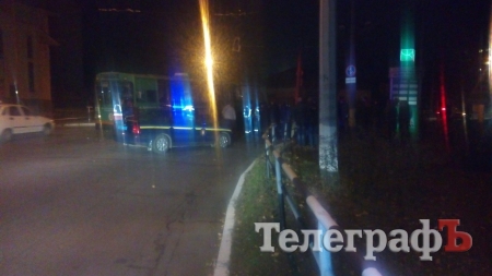 В районе ж/д вокзала Кременчуга легковушка въехала «в лоб» троллейбусу