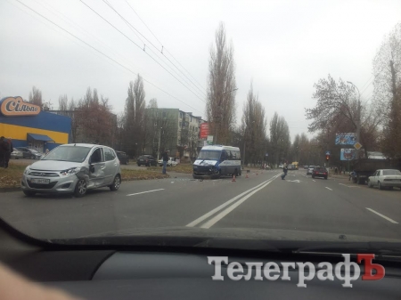 На Молодежном маршрутка врезалась в Hyundai i10