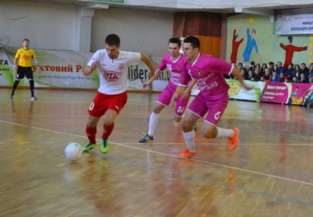 Футзал: “Лукас” снова уничтожен