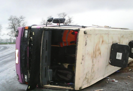 На Полтавщине перевернулся автобус: двое погибших, 12 травмированных