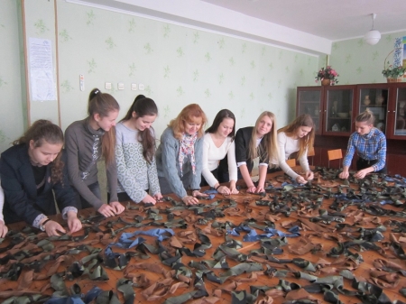 В Кременчуге школьники плетут маскировочные сетки для фронта