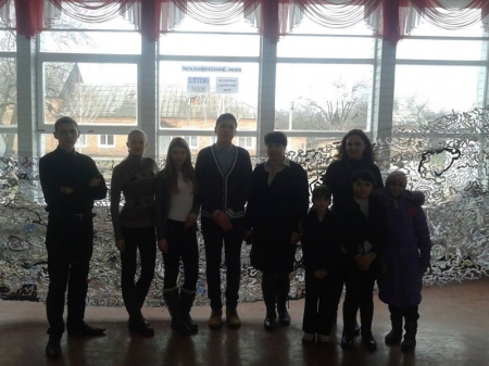 В Кременчуге школьники плетут маскировочные сетки для фронта