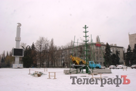 В Кременчуге начали устанавливать главную ёлку города