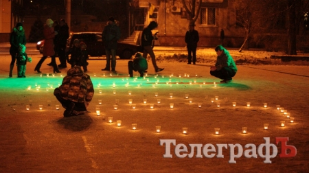В Кременчуге зажгли «МИР» из нескольких десятков свечей
