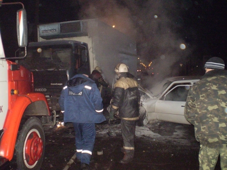 В Кременчуге сегодня утром Mercedes попал в ДТП и загорелся