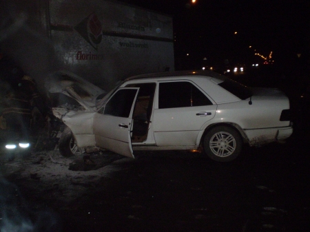 В Кременчуге сегодня утром Mercedes попал в ДТП и загорелся